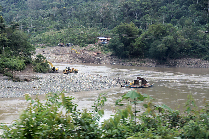 Collection of placer gold on the riverbed of the Araza River