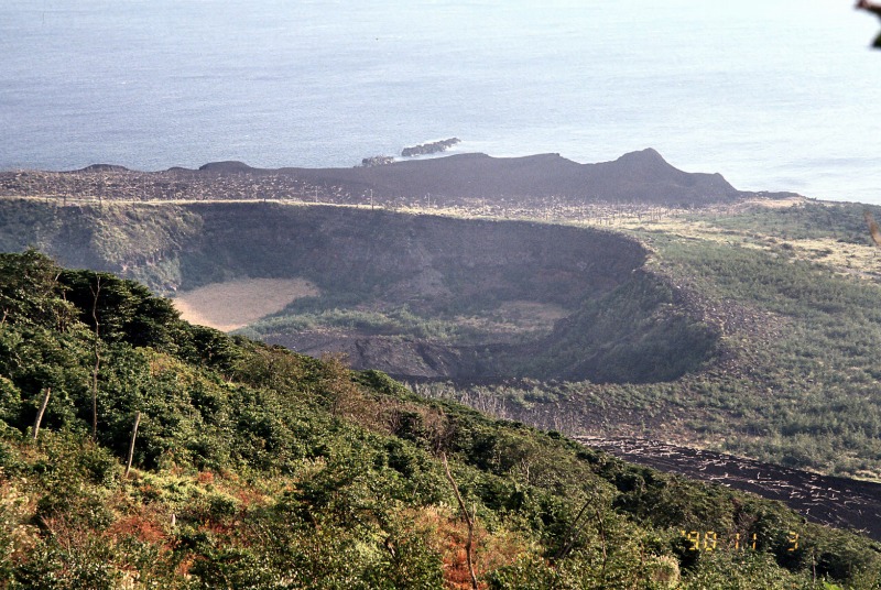 Shinmio Pond dried by the eruption of Miyake Island in 1983