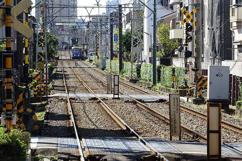 Toden Arakawa Line going through the Old Shakujii River Valley