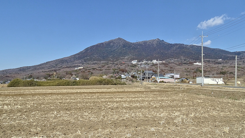 南麓から見た筑波山