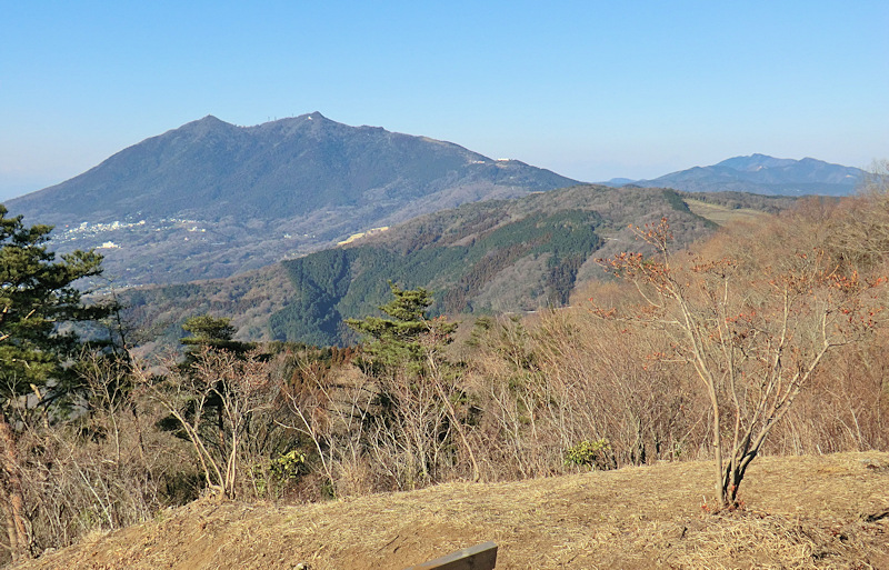 宝篋山から見た筑波山と加波山 width=