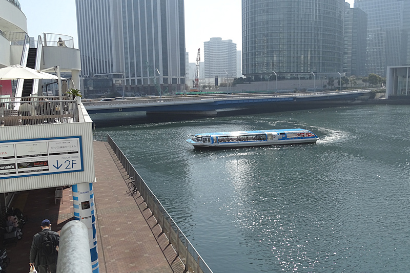 横浜の水上バス、シーバス　Water bus in Yokohama, Sea Bass
