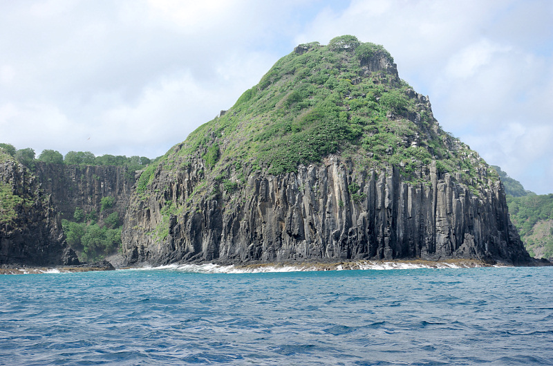 Dois Ilmans Island of black nephelinite lava　霞岩の黒い溶岩でできたドイス イルマンス島