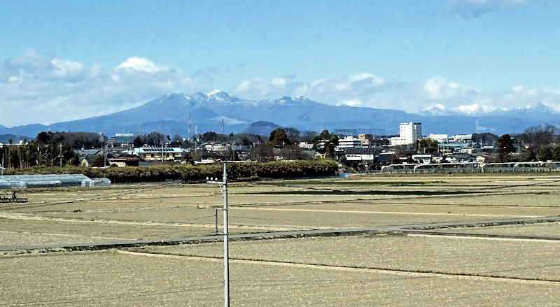 鬼怒川低地の向こうにそびえる「新しい活火山」高原山
